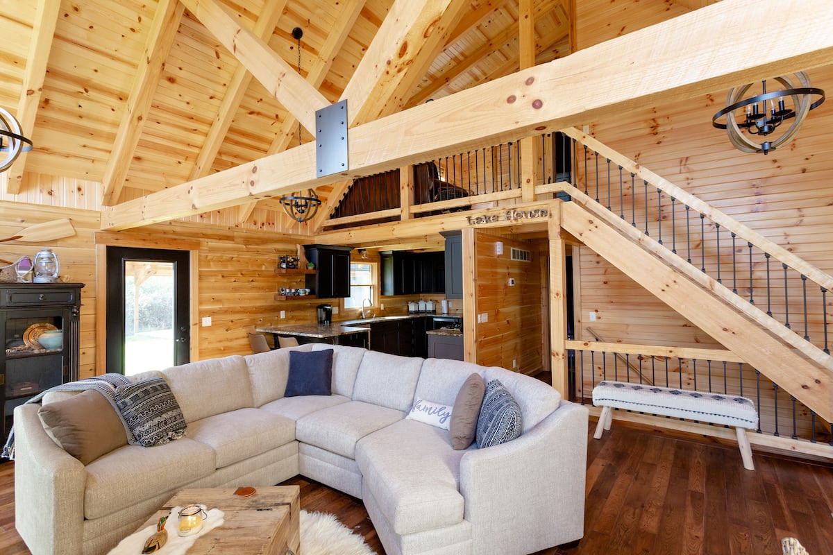 AV Lakeview Cabin Airbnb